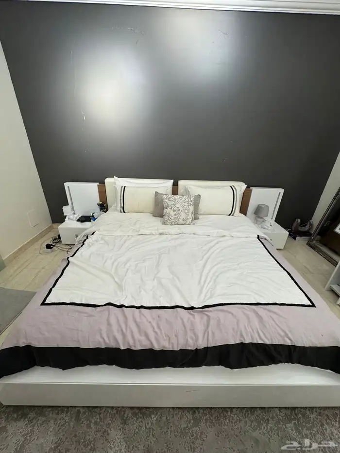 نخ سرير من شركة دوقداس ابيض مع تطعيمات خشب فاتح 0