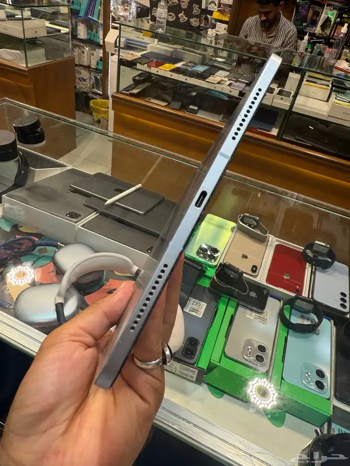 آيباد اير 4 قيقاء 256 مع شريحة نضيف معاه سلك شاحن 8