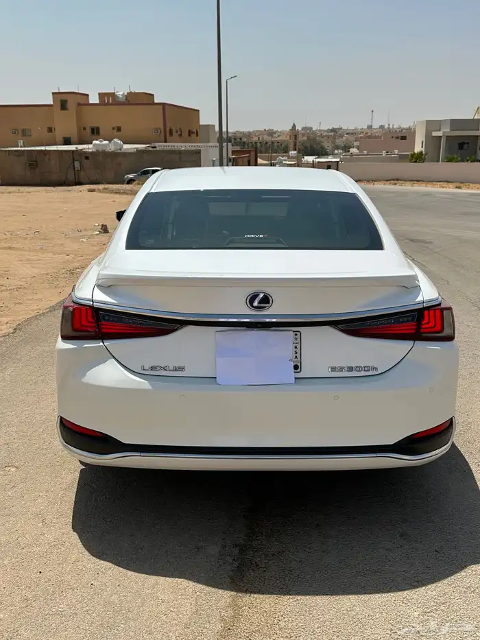 لكزس اي إس 2019 هايبرد 8