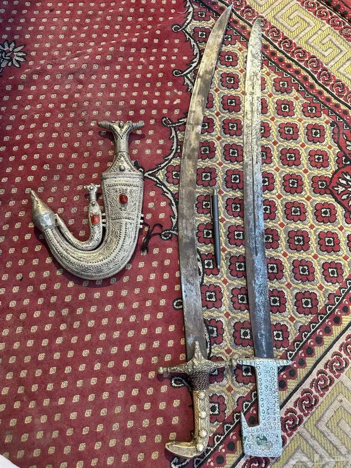 سيفين مع خنجر كلها قديمه 4