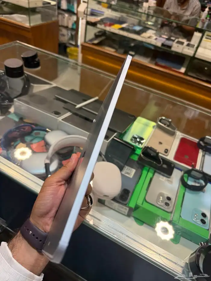 آيباد اير 4 قيقاء 256 مع شريحة نضيف معاه سلك شاحن 3