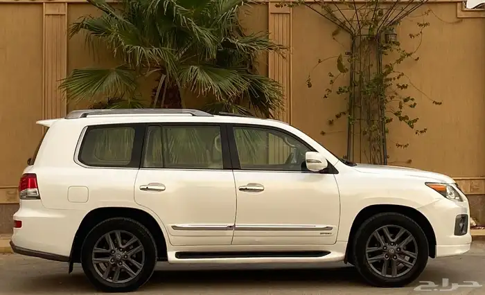 جيب لكزس LX570 فل سعودي 7
