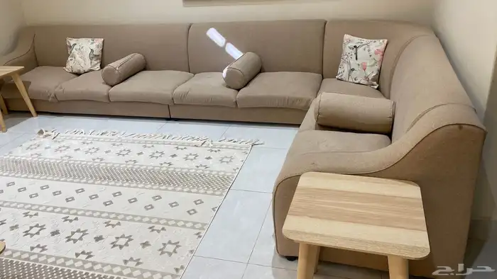 كنب حرف (ل) نظيف وطاولة مع 2 طاوله خدمه 1