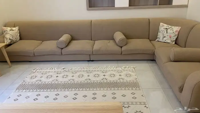 كنب حرف (ل) نظيف وطاولة مع 2 طاوله خدمه 0