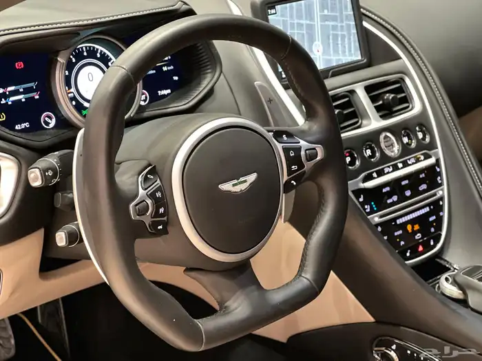 Aston martin DB11 7