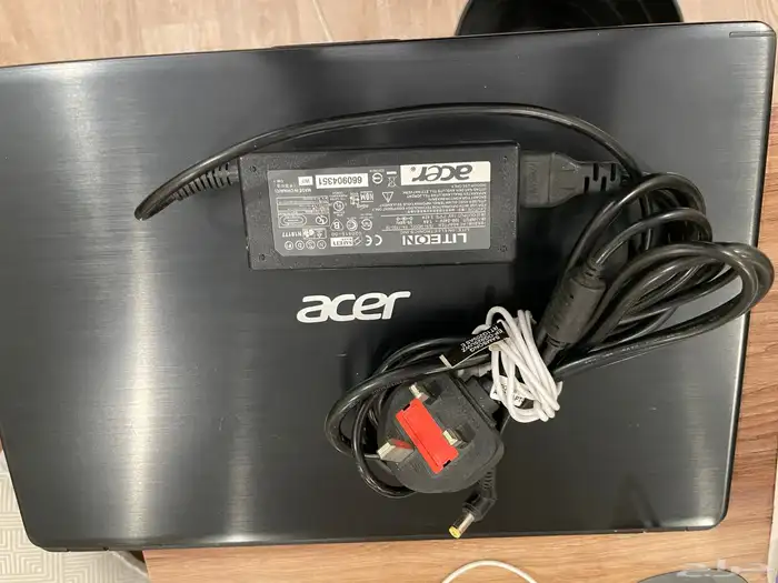 لابتوب acer استعمال نظيف مع الشاحن وشغال مافيه اي مشكلة 0