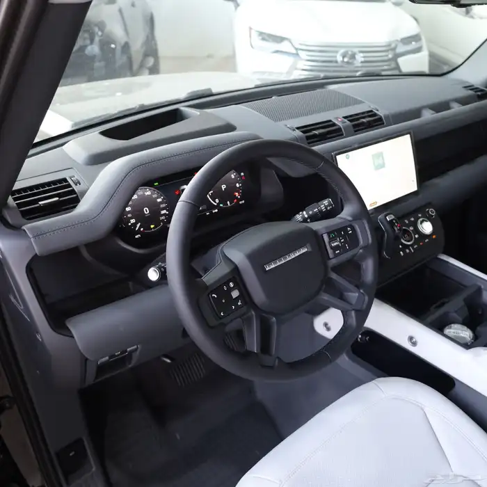لاندروفر ديفندر HSE X V6 موديل 2025 4