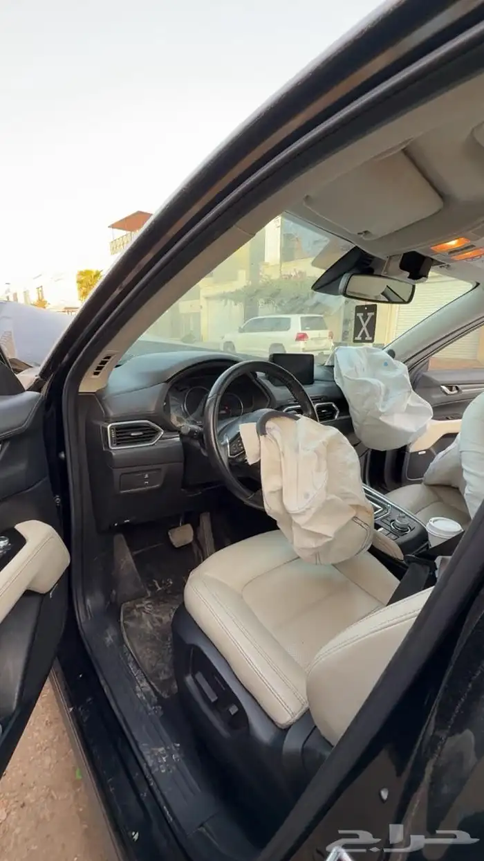 مازدا CX5 موديل 2023 اسود داخلية بيج 5