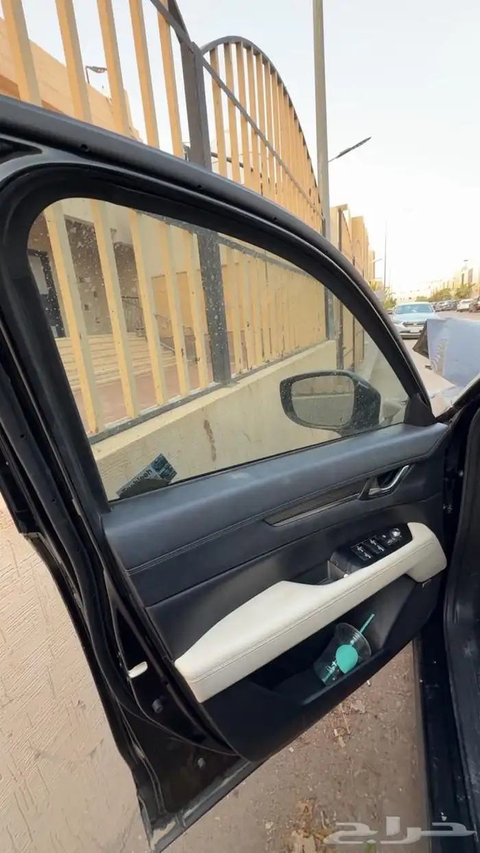 مازدا CX5 موديل 2023 اسود داخلية بيج 2
