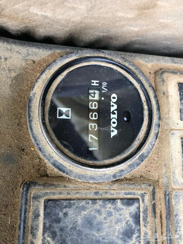 تم البيع بوكلين فولفو 210 موديل 2011 معرض رواد المعدات 6