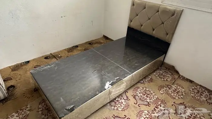 عدد( 5 سراير 1 نفر )و (1 مرتبة 1 نفر ) 1 شاشة كومر 32 بوصة 2