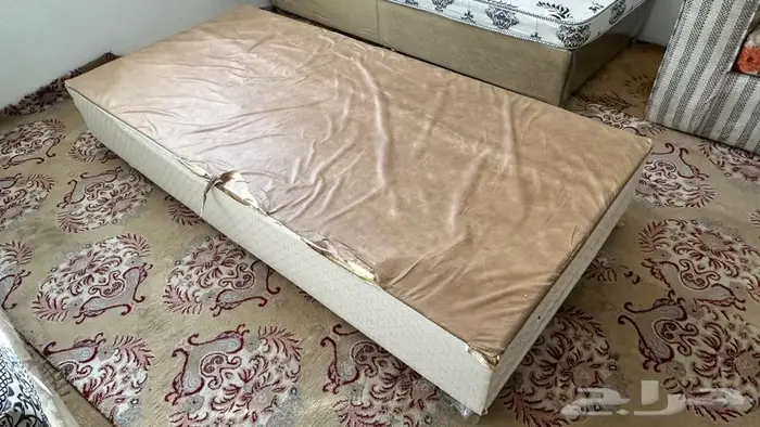 عدد( 5 سراير 1 نفر )و (1 مرتبة 1 نفر ) 1 شاشة كومر 32 بوصة 6