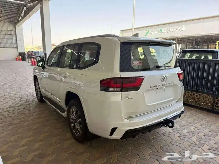 لاندكروزر جكسار L3 بنزين 2025 سعودي ممشى 5400 كم 3