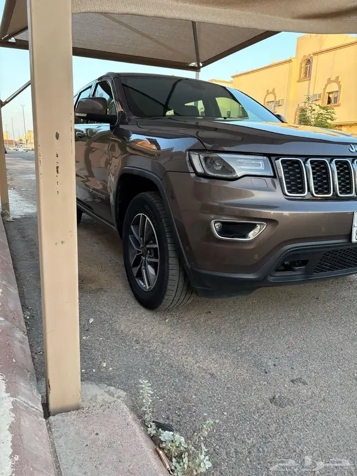 جيب لاريدو 2019 قير اوتماتيك بنزين الممشى  140 ألف كيلو 2