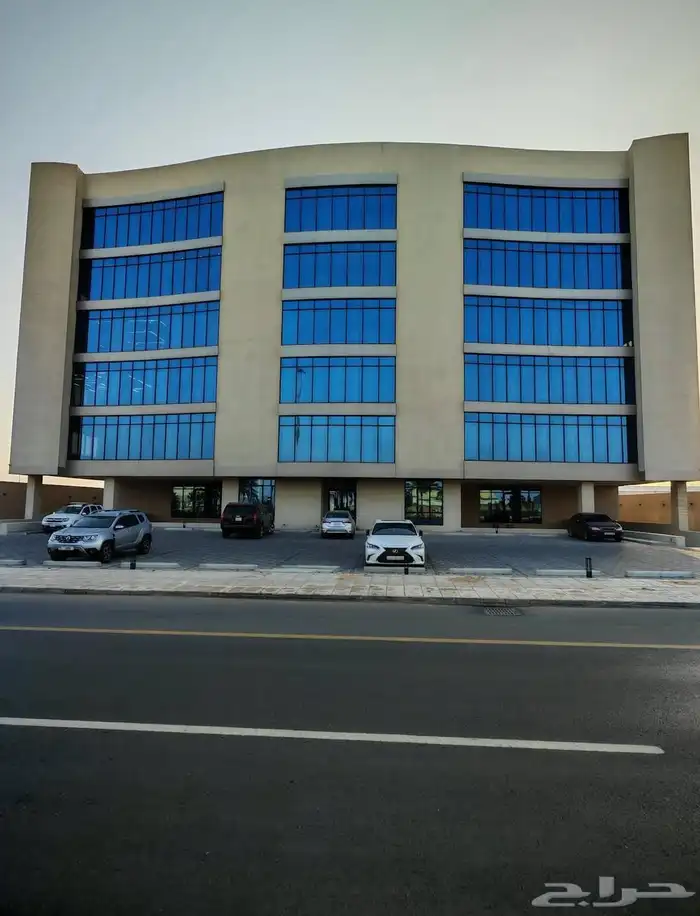 مكاتب للايجار في برج فاخر 0