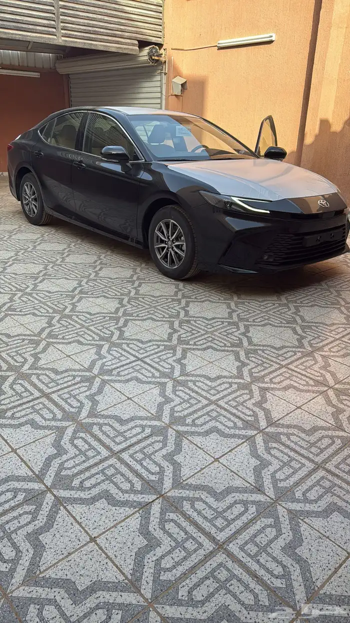 كامري 2025 اسود ستاندر بنزين E 3