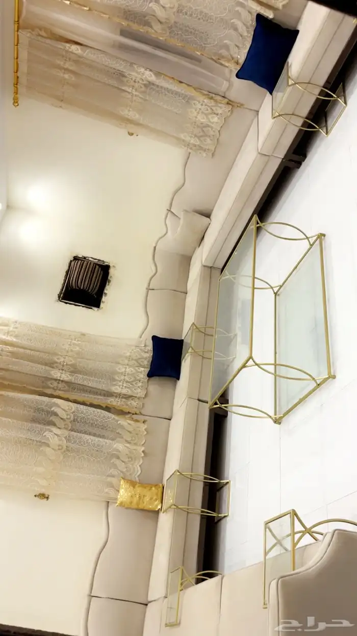 كنب للبيع اربعه في خمس تقريبا نظيف مره مع طاوله حقتها 1