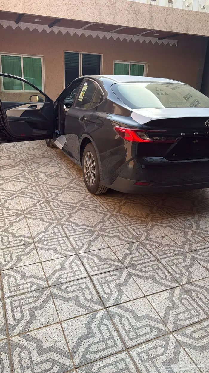 كامري 2025 اسود ستاندر بنزين E 2