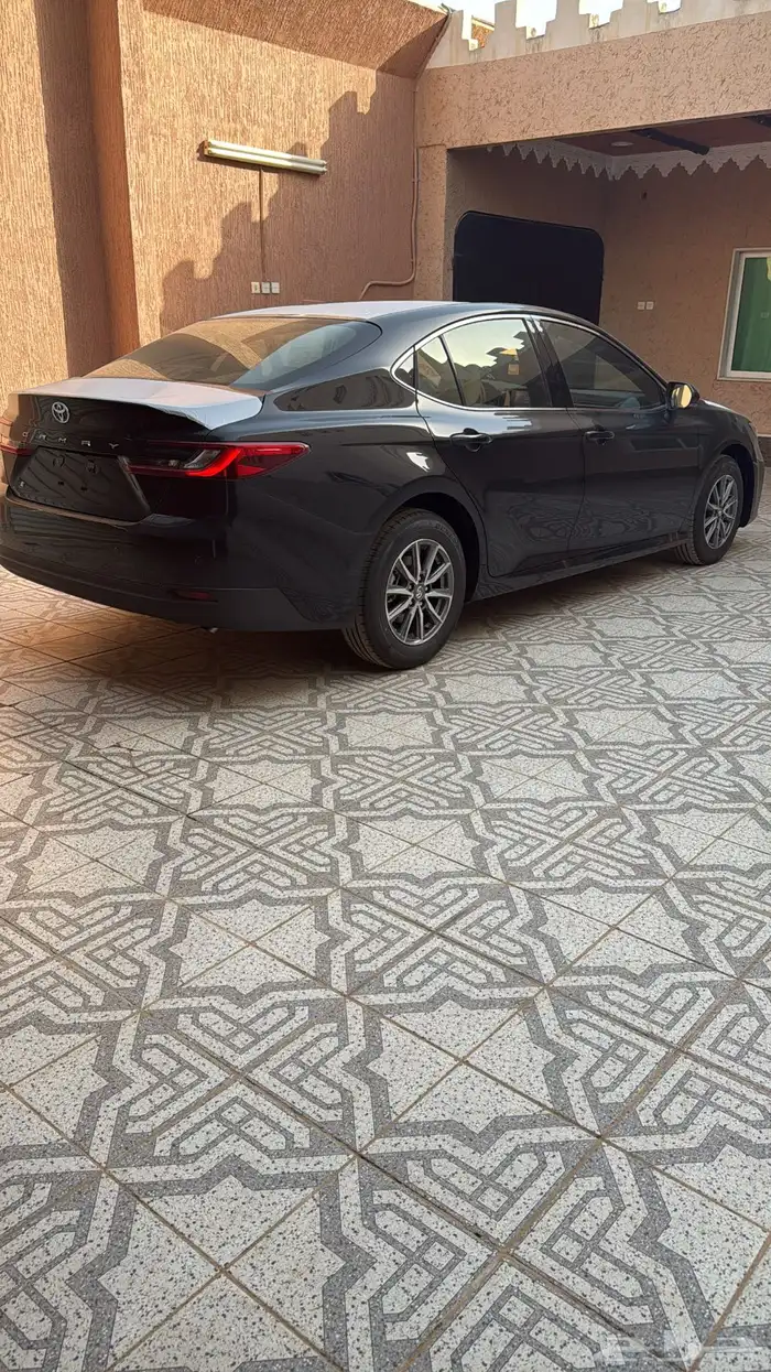 كامري 2025 اسود ستاندر بنزين E 1