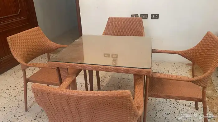 طاولة حديقة مع 4 كراسي 2