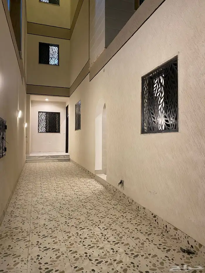 شقة للبيع بحوش ومدخل خاص بالدفاع 1