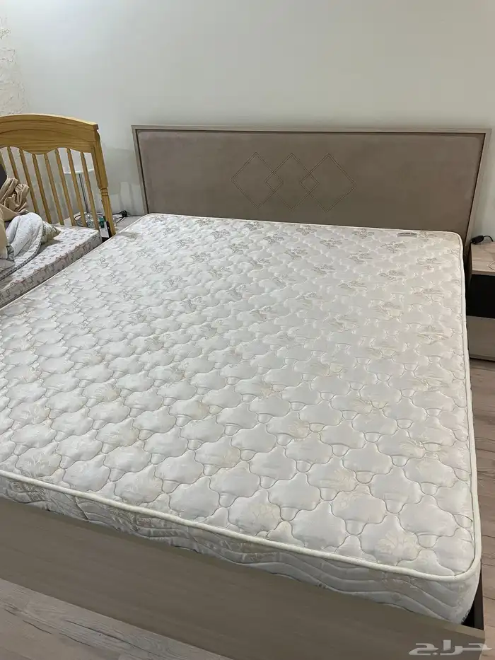 سرير ومرتبه(طراحه) وتسريحه للبيع 0