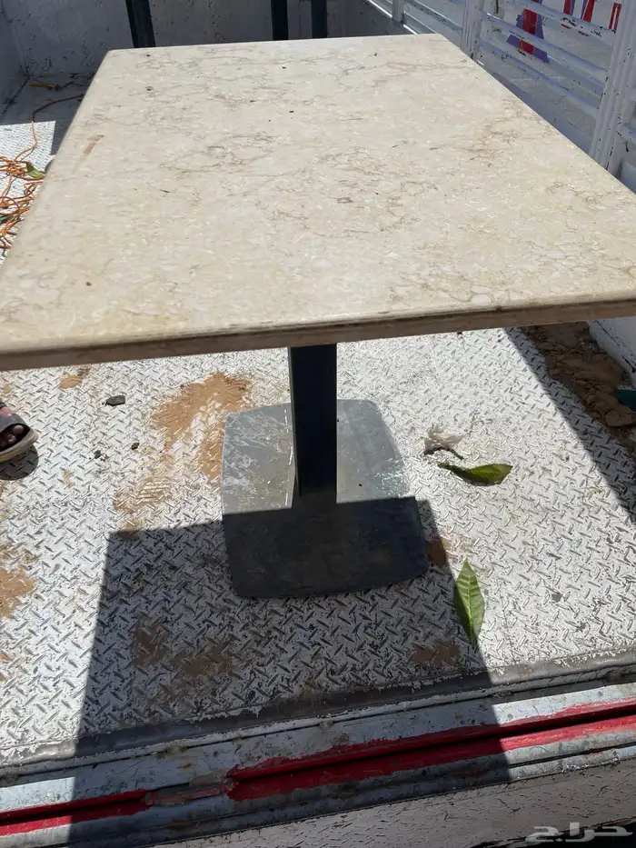 سور خشبي وكراسي وطوايل للمطعم والكافي شبه جدد 2