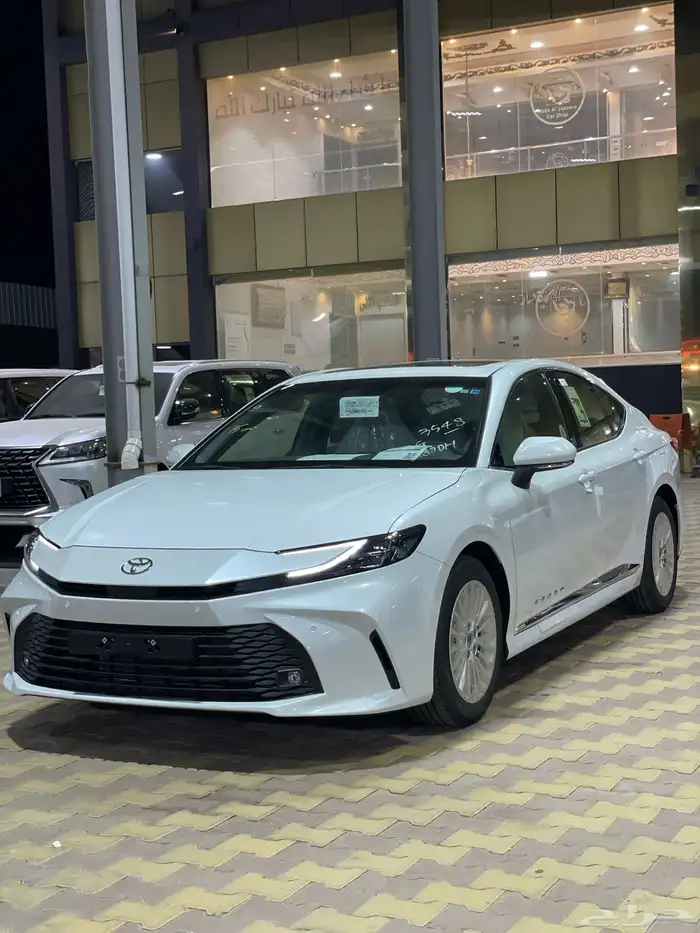 تويوتا كامري LE بنزين 2025 جديد 1