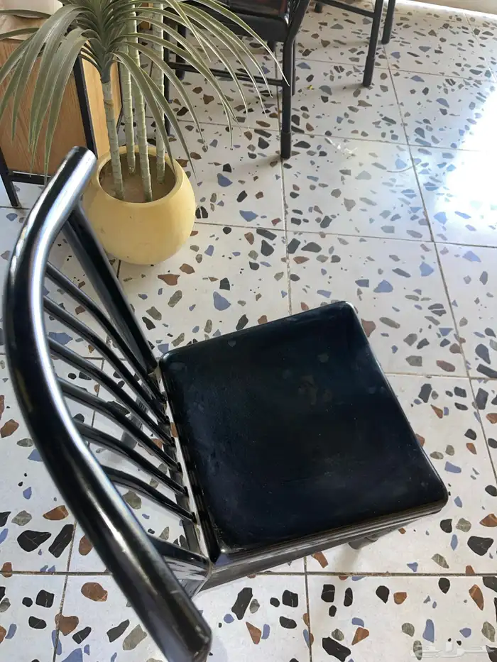 سور خشبي وكراسي وطوايل للمطعم والكافي شبه جدد 1