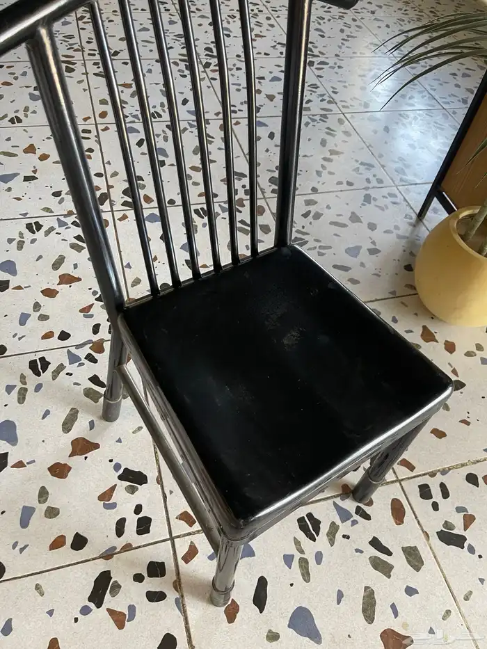 سور خشبي وكراسي وطوايل للمطعم والكافي شبه جدد 0