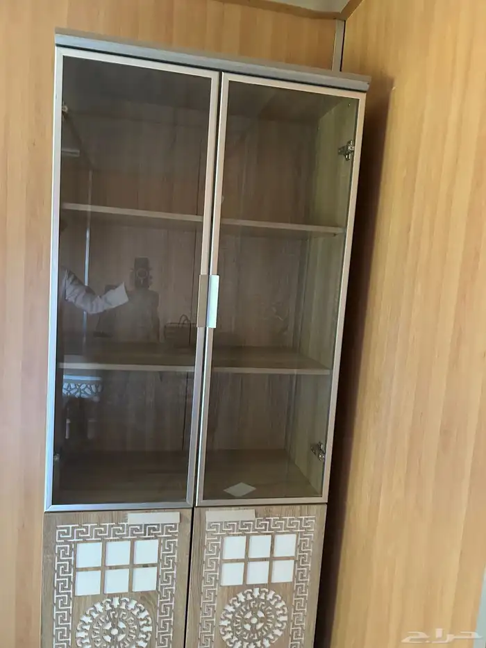 مكتب و كنبة و كراسي و طاولة و طاولة اجتماعات و دولاب للبيع 3