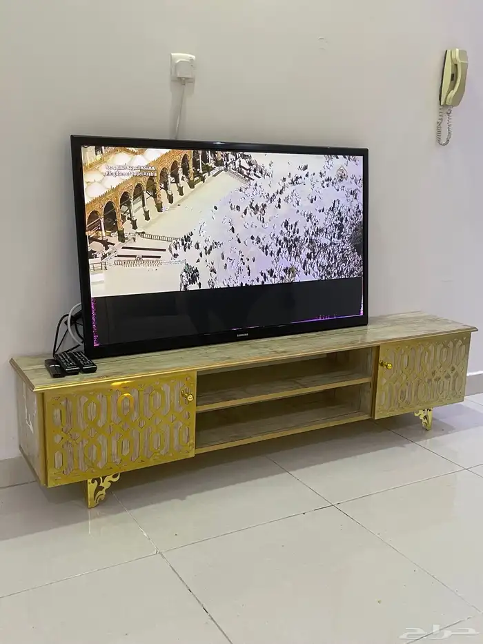 طقم كامل 9 أشخاص مع الطاولات وحده كبيره و4 خدمه مع طاوله 5