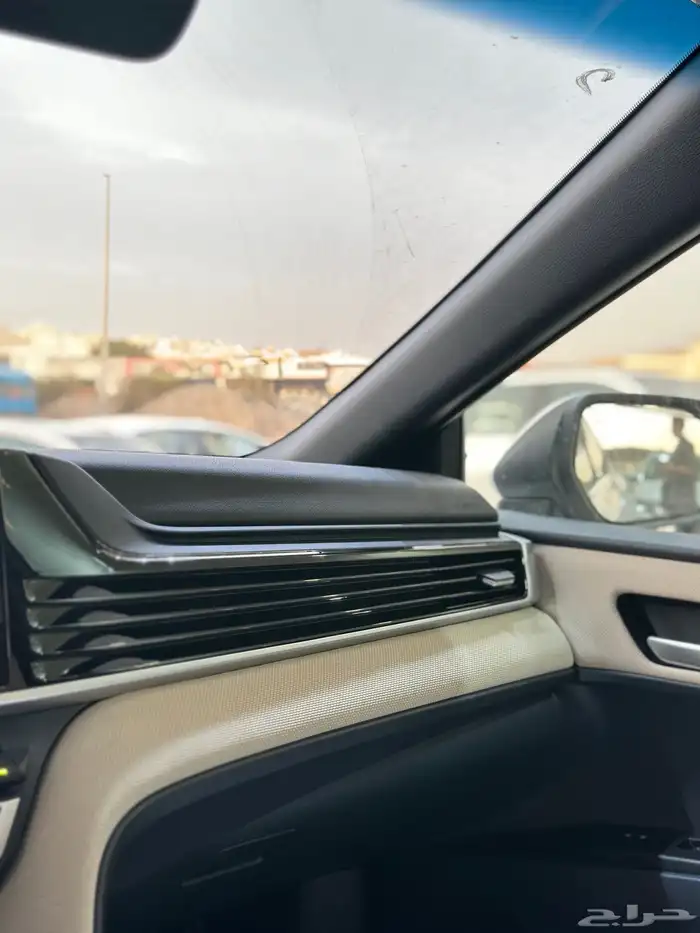 تويوتا كامري LE بنزين اللوان أبيض لؤلؤي موديل 2025 17