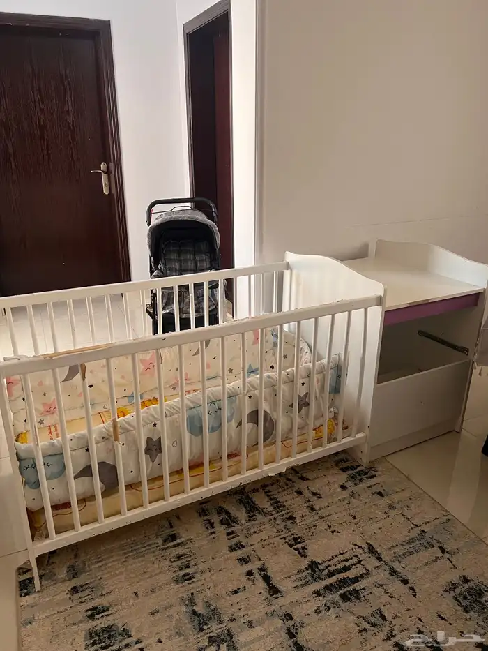 سرير اطفال بحاله ممتازة 1