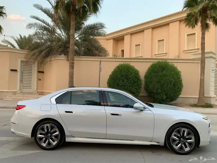 بي ام دبليو 735Li موديل 2023 بحالة الوكاله ممشى 19 الف 7