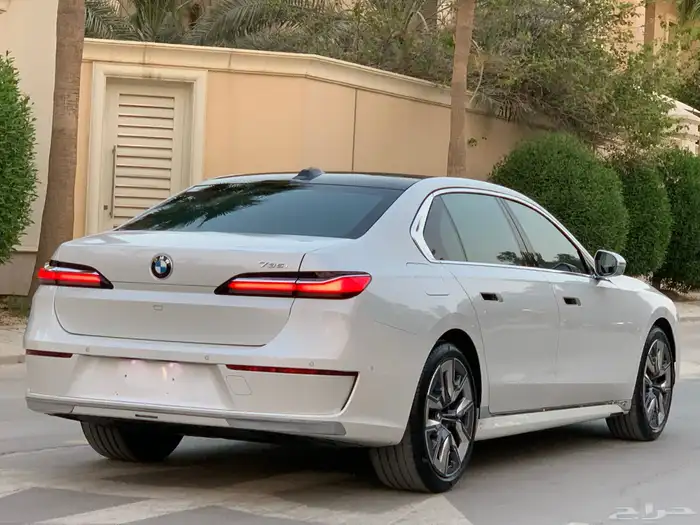 بي ام دبليو 735Li موديل 2023 بحالة الوكاله ممشى 19 الف 10