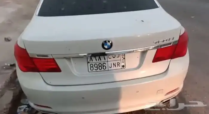 BMW السياره على الشرط ماشيه 200 وشويه 2