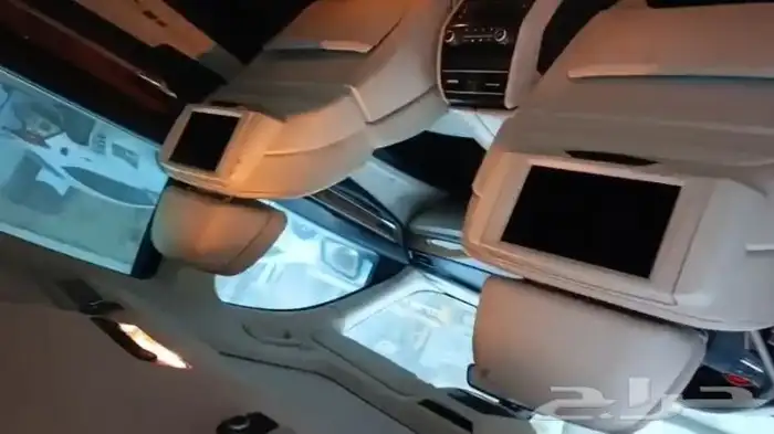 BMW السياره على الشرط ماشيه 200 وشويه 5