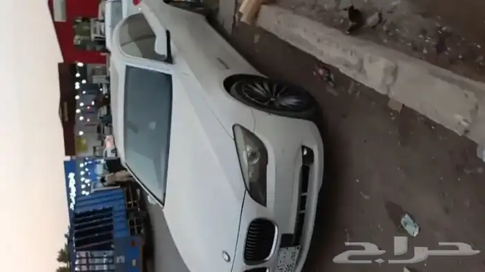 BMW السياره على الشرط ماشيه 200 وشويه 4