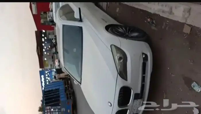 BMW السياره على الشرط ماشيه 200 وشويه 1