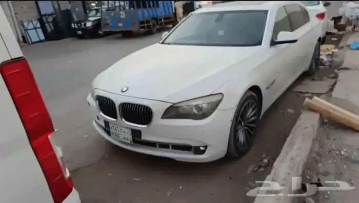 BMW السياره على الشرط ماشيه 200 وشويه 0