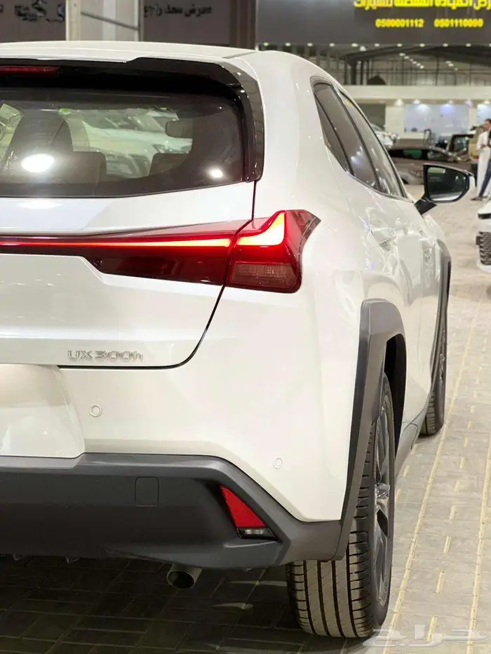 لكزس UX 300 اي اتش أسود هايبرد 2024 اقل سعر كاش واقساط 5