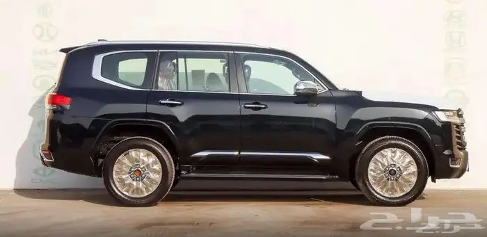 لاندكروزر VXR موديل 2025 بنزين اسود حبه فقط 10