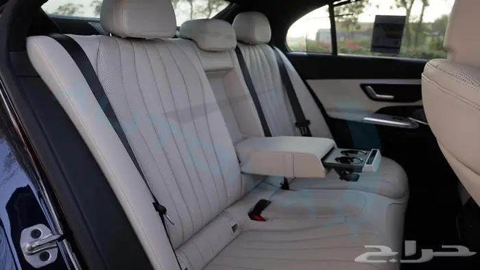 Mercedes-Benz E300 2025 0KM GCC اصفار مع ضمان الوكيل 28