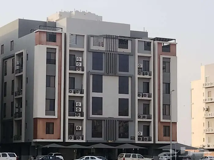 للإيجار شقة سكنية بتشطيب فاخر في حي الورود من 4 غرف 0
