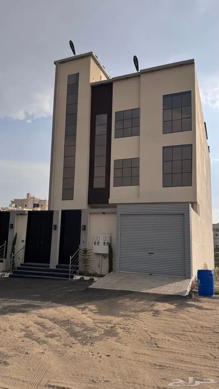 للبيع أدوار ارضي وعلوى بناء شخصى مساحه كبيره بالمحاله ابها 1