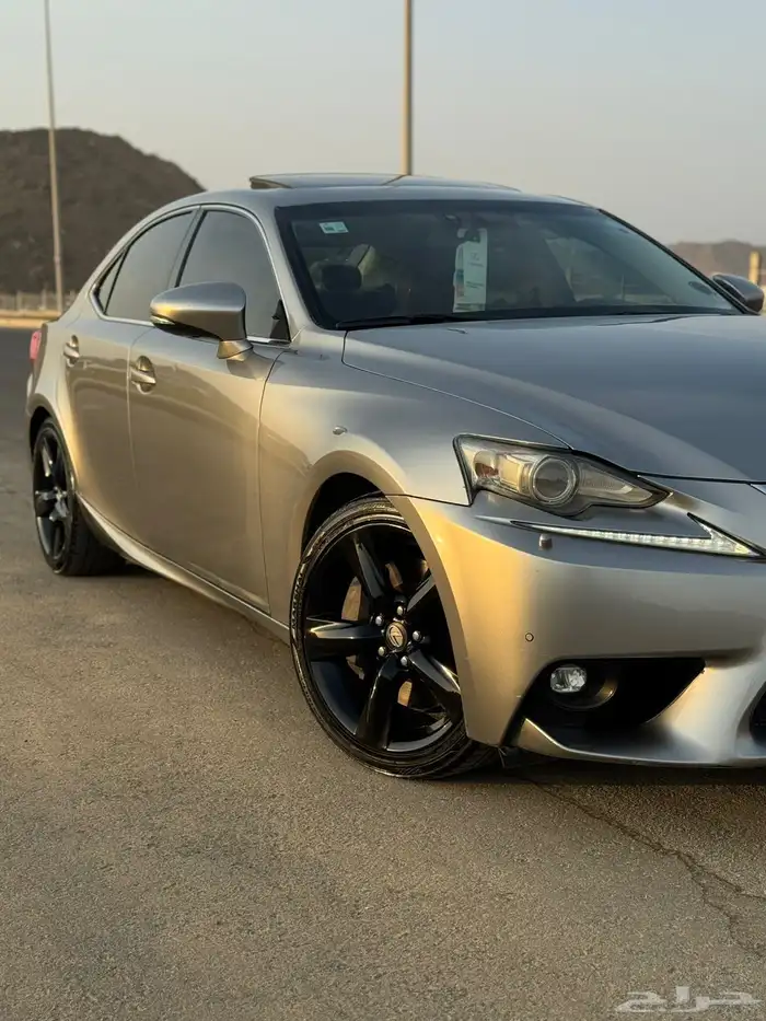 لعشاق النظيف لكزس IS350 2015 8