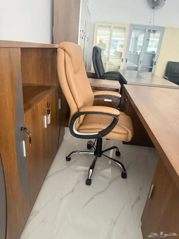 مكاتب حديثه إدارية تنفيذية موظفين كراسي دوار وثابت 54