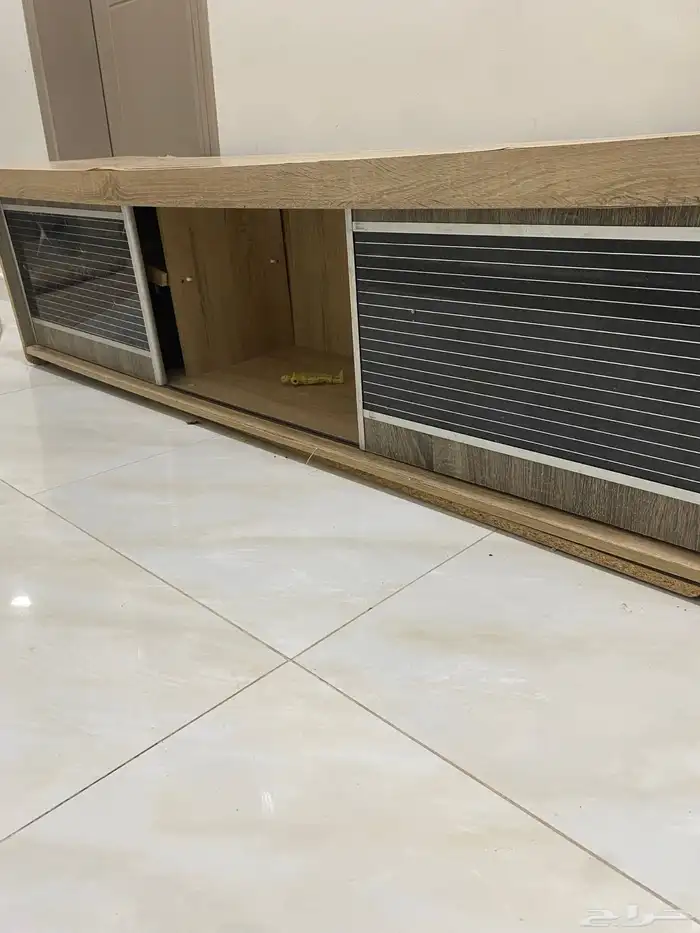 مرتبة نفرين مع طاولة طعام مع طاولة بلازما 1