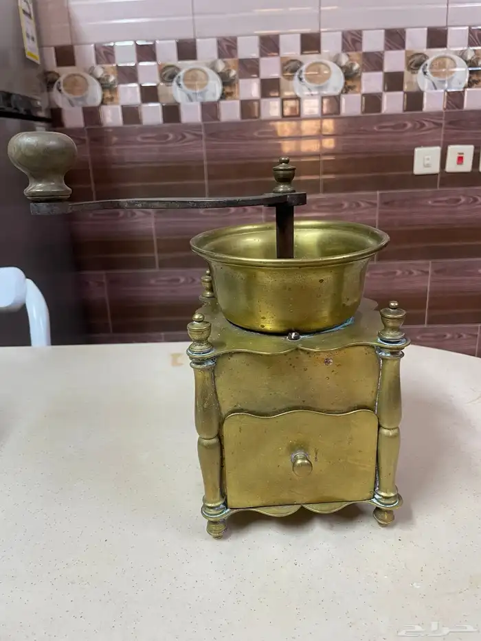 مطحنة يدوية تراثيه قديمه 2